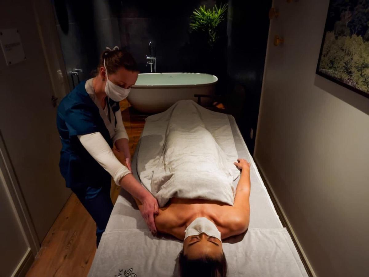 Wish Serrano Resort Грамаду Екстериор снимка A massage therapist treating a patient