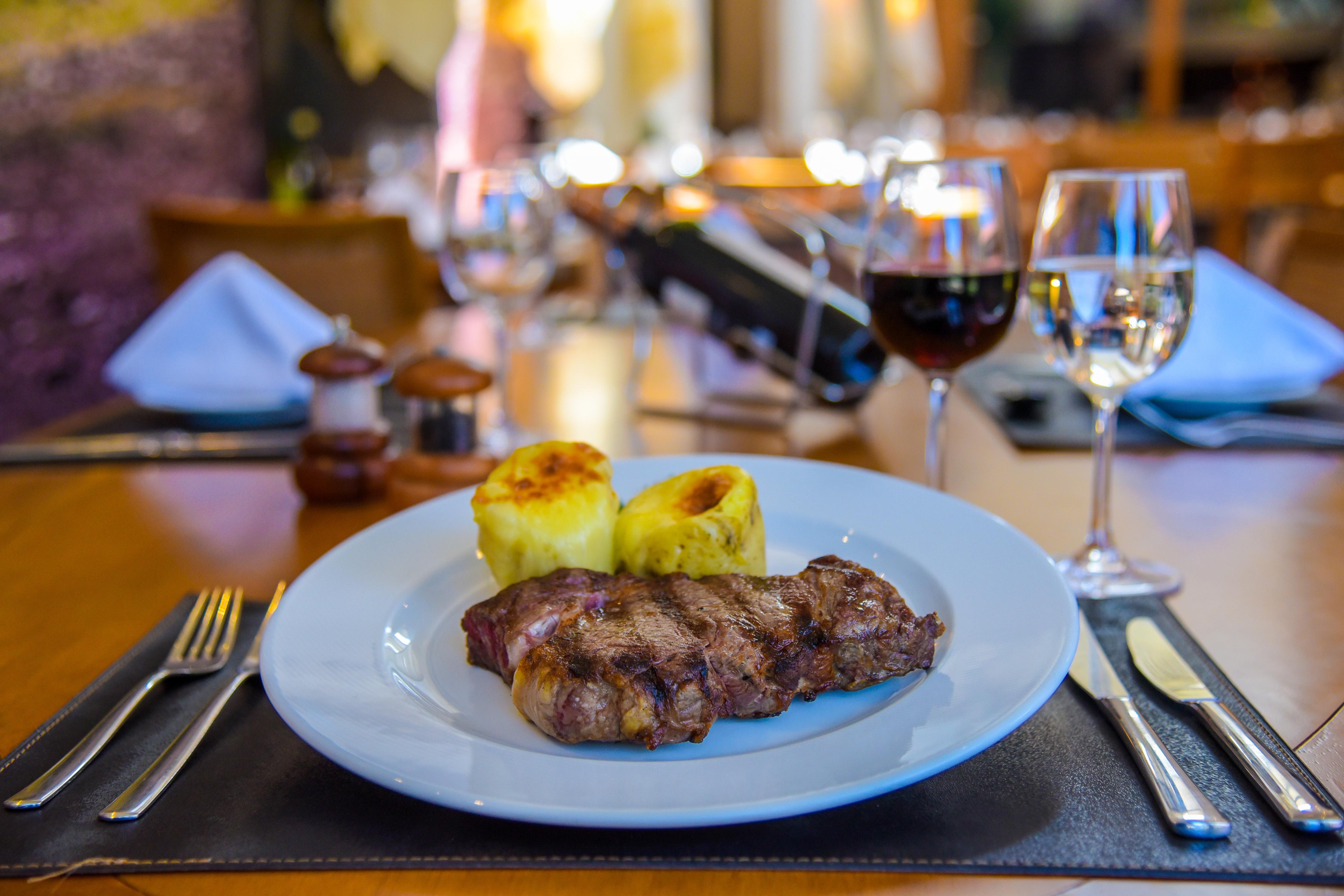 Wish Serrano Resort Грамаду Екстериор снимка A steak with baked apples