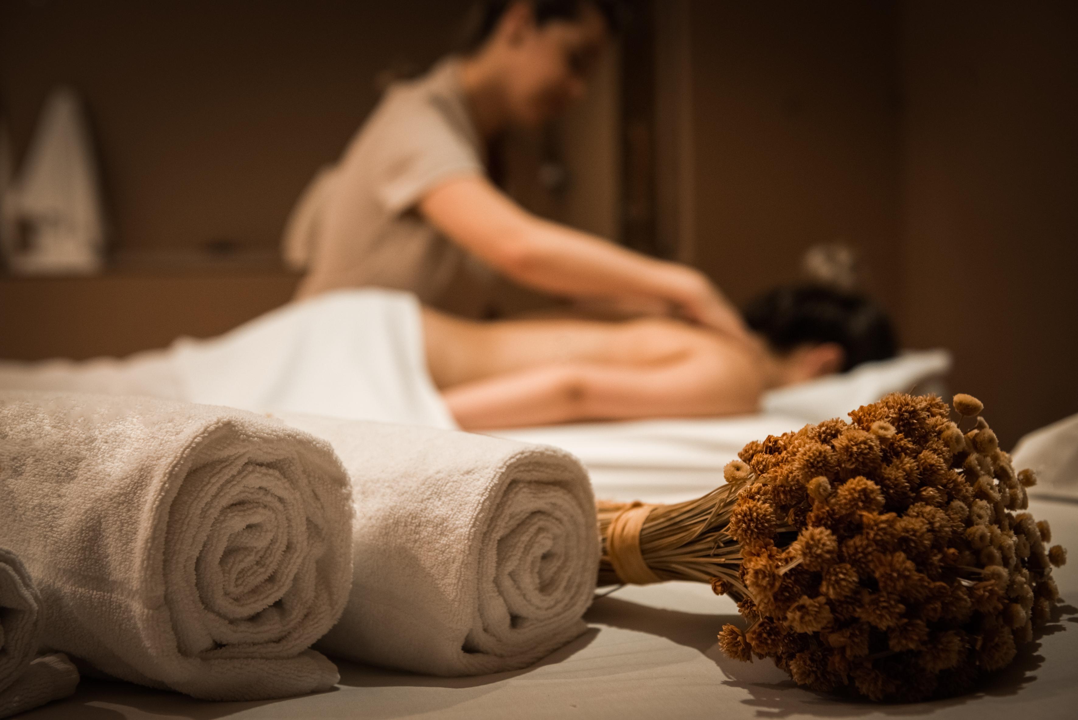 Wish Serrano Resort Грамаду Екстериор снимка A woman receiving a massage