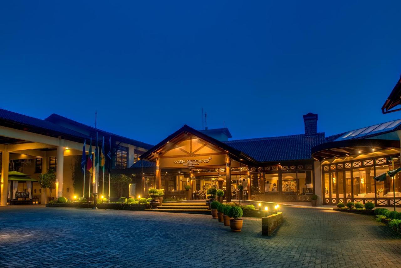 Wish Serrano Resort Грамаду Екстериор снимка The hotel at night